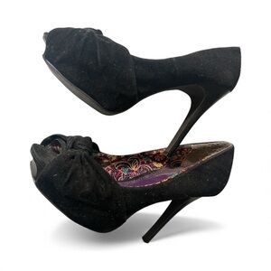 Quips size 7 black pumps